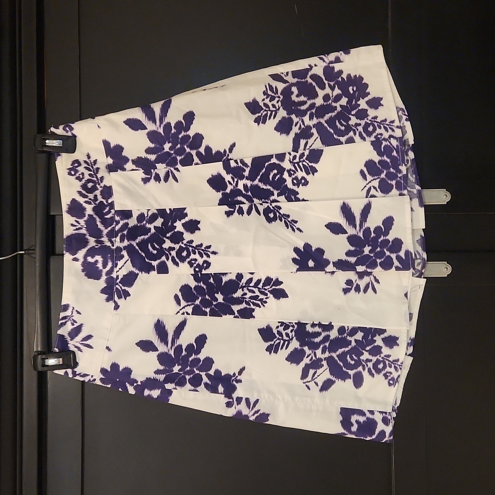 Ann Taylor SZ 4 Purple Floral Pleated Skirt